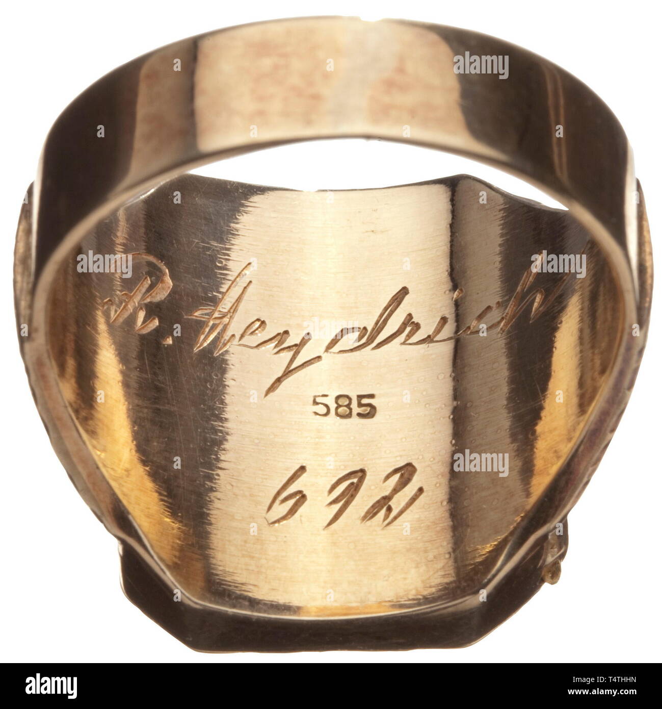 Ein goldener Fingerring von Reinhard Heydrich. Die gold-ring, Öffnung auf ein Scharnier und Gelocht' 585', die innere Oberfläche eingraviert "R. Heydrich' und '692'. Die obere Fläche hat eine Abbildung von einem Löwen und einem kontinuierlichen Zierband, seitlich jagte Blumenranken. Gewicht 14.52 g. Nach dem Absender, dem Ring kommt aus dem persönlichen Besitz des Heydrich Familie. R.Heydrich (1904-1942) war Leiter des Reich Security Office (RSHA) durchgeführt und die so im Jahr 1942 genannten "Wannsee-konferenz". Kurze Zeit später wurde er ermordet in Prag. 1 Historische, historische, 20 cen, Editorial-Use - Nur Stockfoto