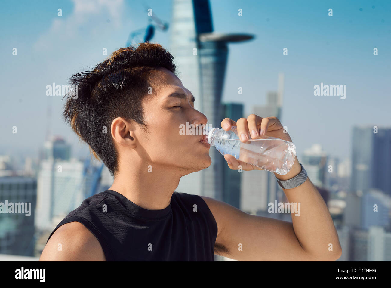 Nahaufnahme von einem Mann Wasser aus einer Flasche außerhalb Stockfoto