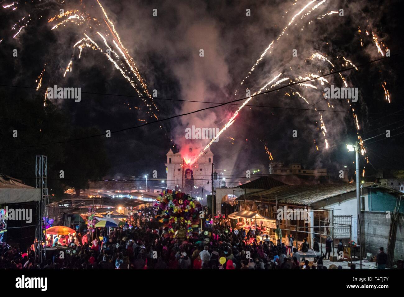 Fuegos artificiales Durante las Fiestas patronales, Santo Tomás Chichicastenango, República de Guatemala, América Central. Stockfoto