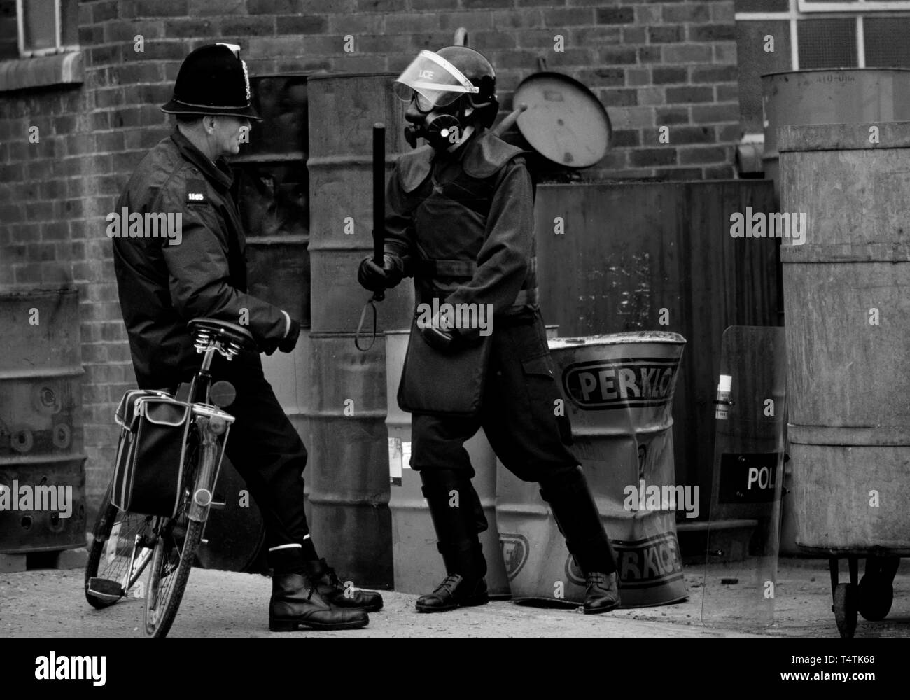 Britische Polizisten mit Gewehren. 1986 Fotografien aus einer Serie 1986 fotografiert, die Bewaffnung der britischen Polizei, die traditionell in der Zeit nicht bewaffnet. Gun Händler im Westen des Landes von Großbritannien zeigt seine Waffen für den Verkauf zu einem echten lokalen Polizisten auf einem Fahrrad. Stockfoto