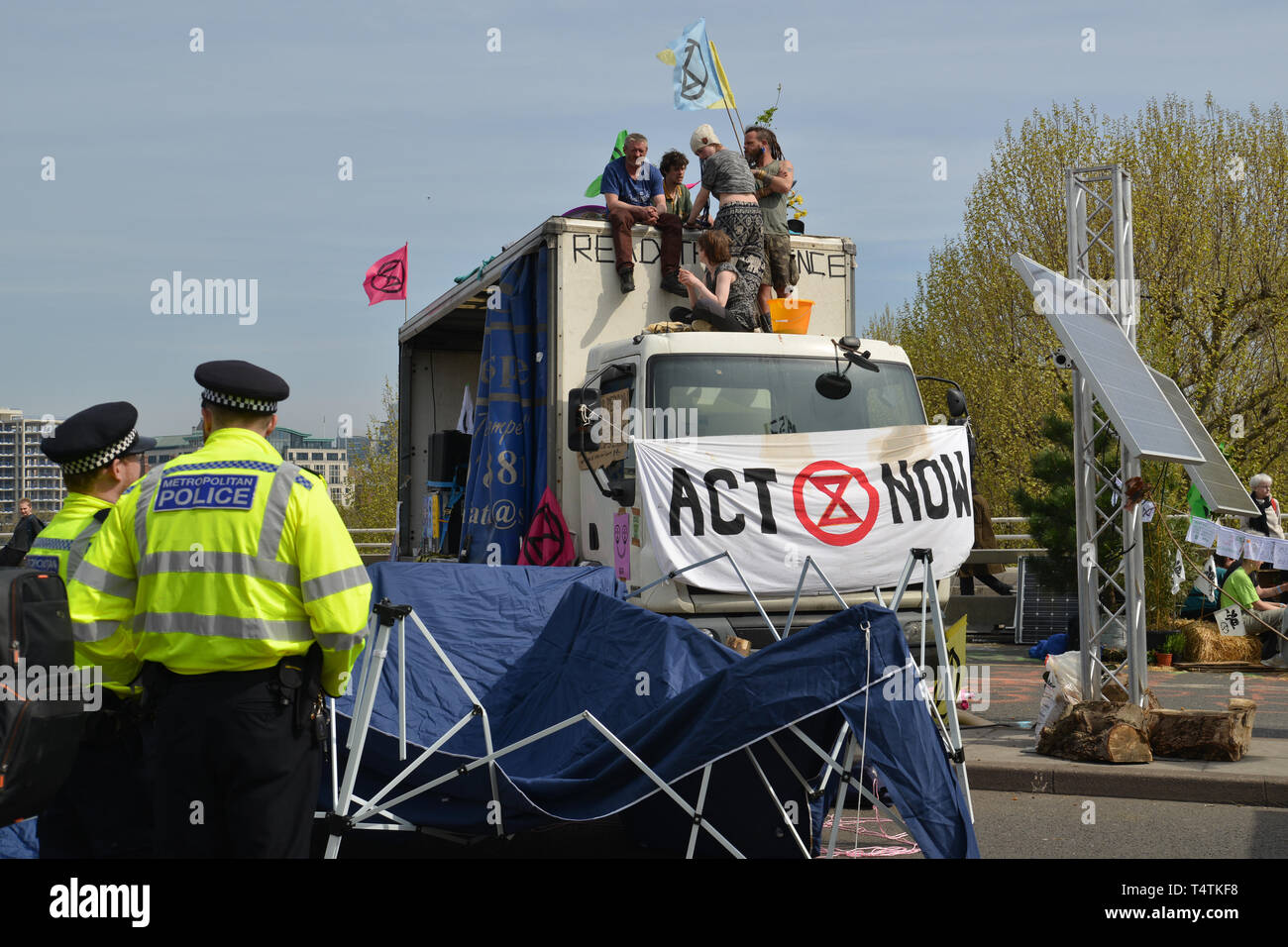 Aussterben Rebellion Protest in London. Umweltaktivisten blockieren den Verkehr auf der Waterloo Bridge. Stockfoto