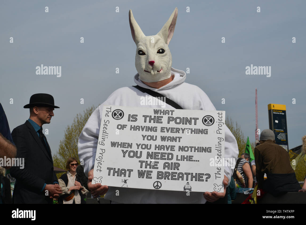 Aussterben Rebellion Protest in London. Umweltaktivisten blockieren den Verkehr auf der Waterloo Bridge. Stockfoto