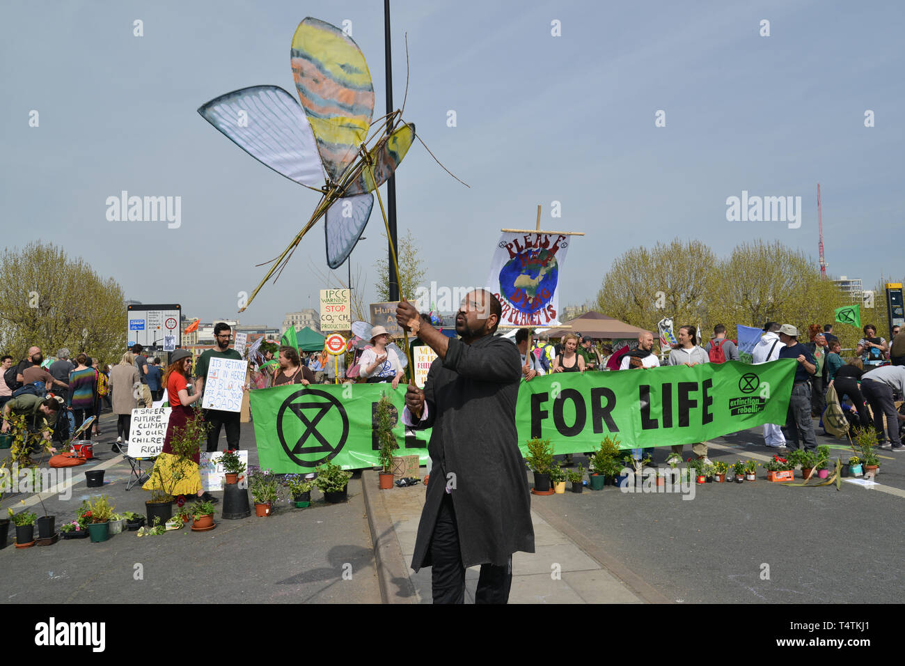 Aussterben Rebellion Protest in London. Umweltaktivisten blockieren den Verkehr auf der Waterloo Bridge. Stockfoto