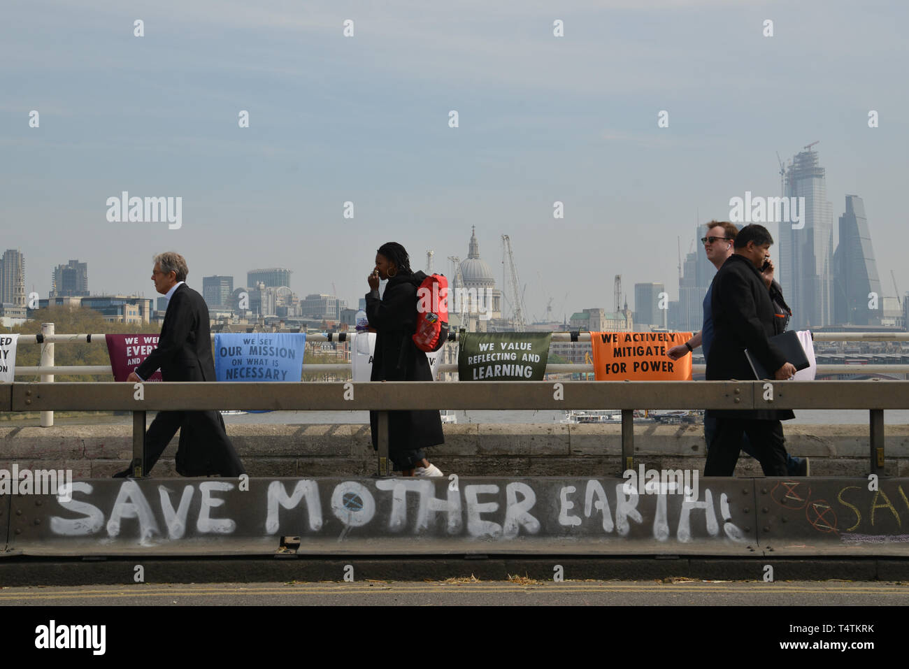 Aussterben Rebellion Protest in London. Umweltaktivisten blockieren den Verkehr auf der Waterloo Bridge. Stockfoto