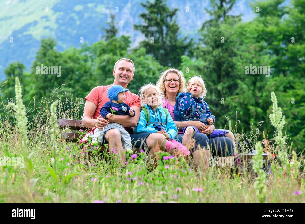 Familie Wanderung tour in beeindruckender Natur in der Nähe von Gerstruben in das Dietersbachtal Stockfoto
