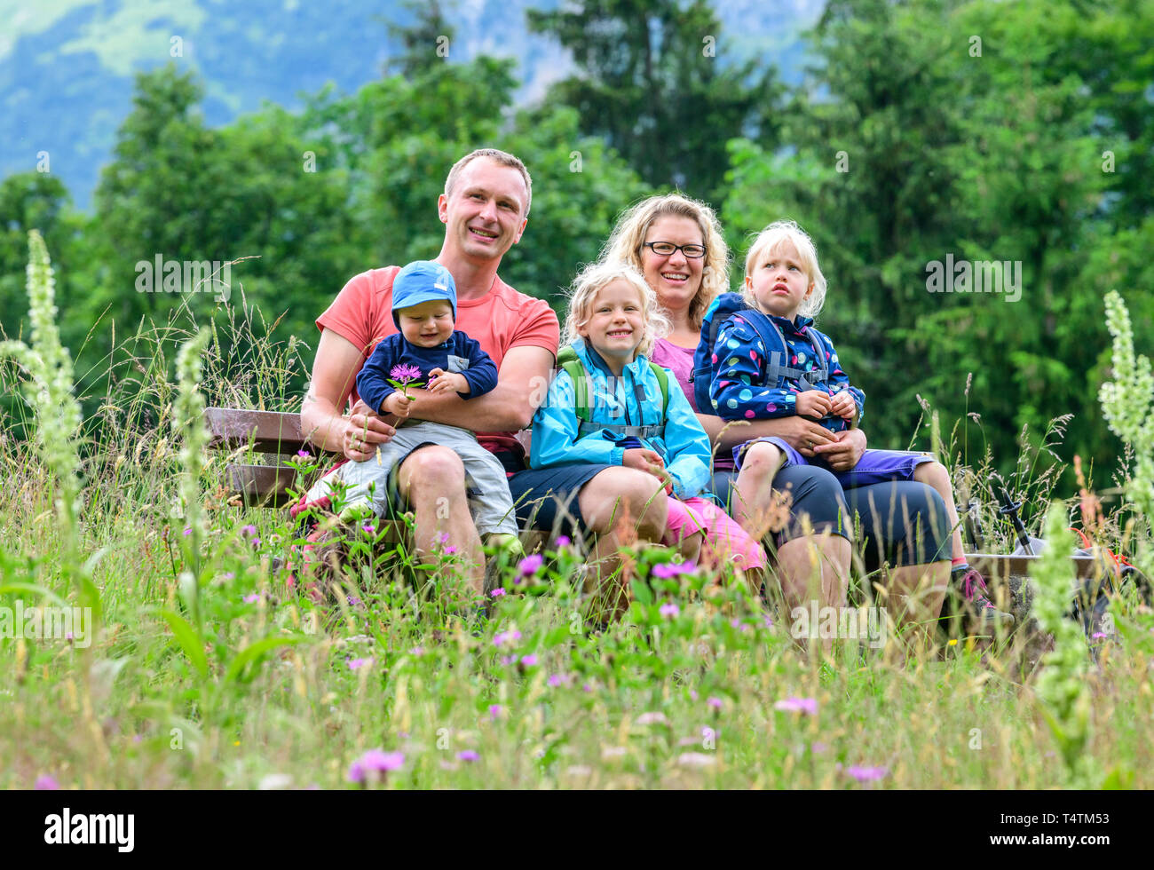 Familie Wanderung tour in beeindruckender Natur in der Nähe von Gerstruben in das Dietersbachtal Stockfoto