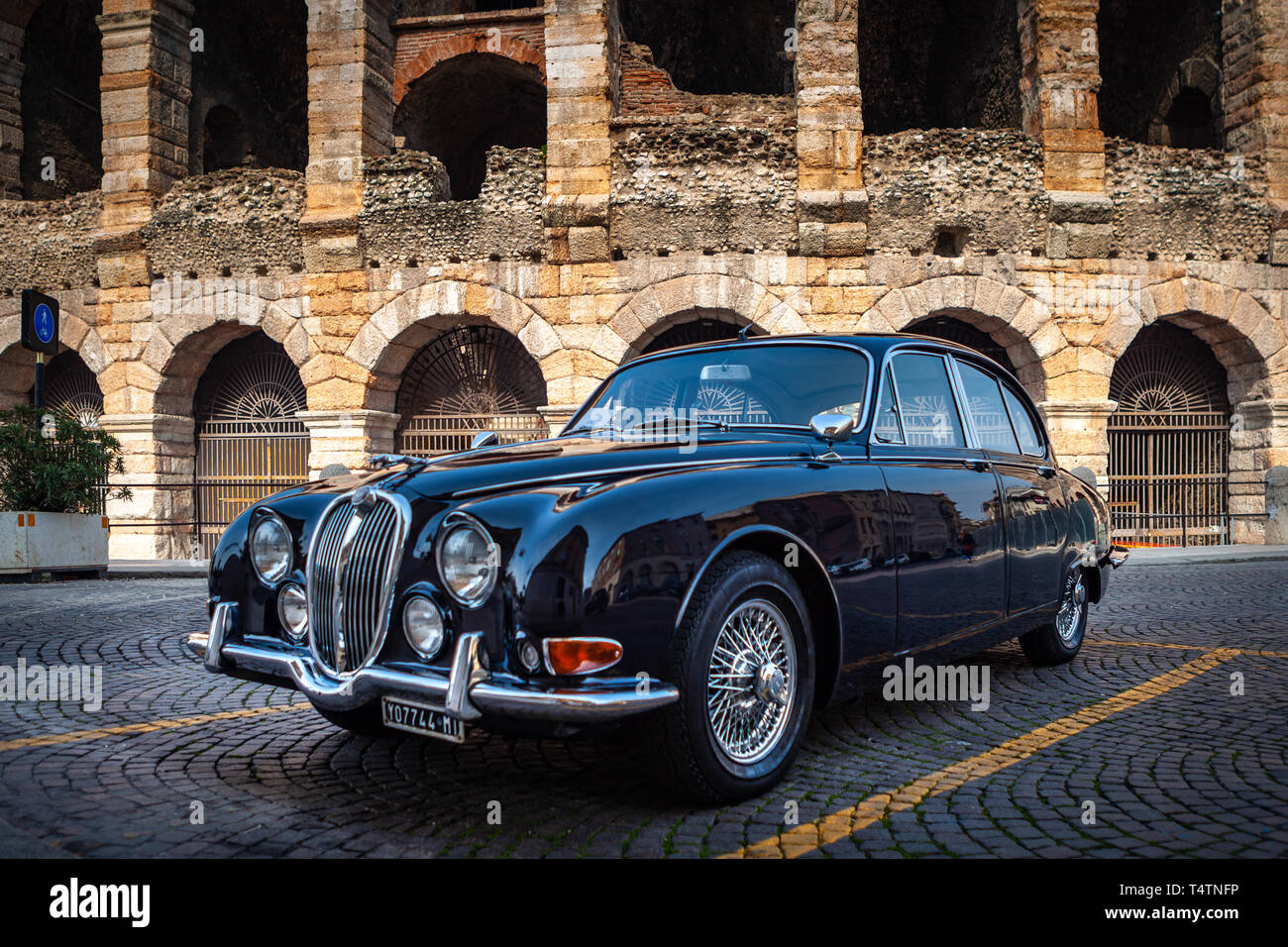 Verona, Italien, März 2019. Romantik, 1962 Jaguar Mk II | Hagerty vor der Arena di Verona eine antike römische Amphitheater in Verona, Italien, benannt als UNE Stockfoto