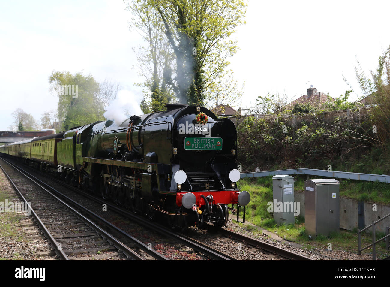 Handelsmarine Klasse 35028 Clan Leitung Dampflokomotive, Whitton Railway Station, London, UK, 18. April 2019, Foto von Richard Goldschmidt Stockfoto