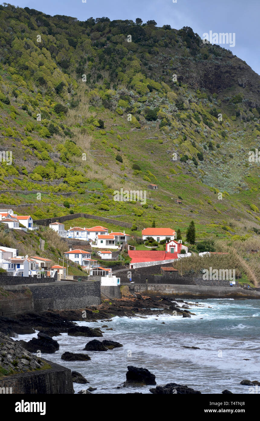 Die traditionellen Weinberge an den Hängen des Sao Lourenco's Bay, im Osten die Küste von Santa Maria, Azoren Stockfoto