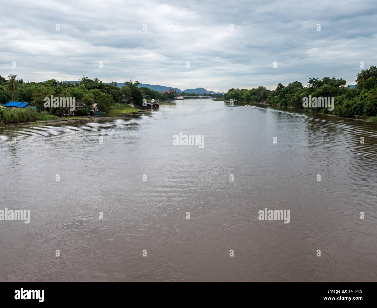 Blick auf den River Kwai ist fließt durch die Provinz Kanchanaburi in Thailand. Stockfoto