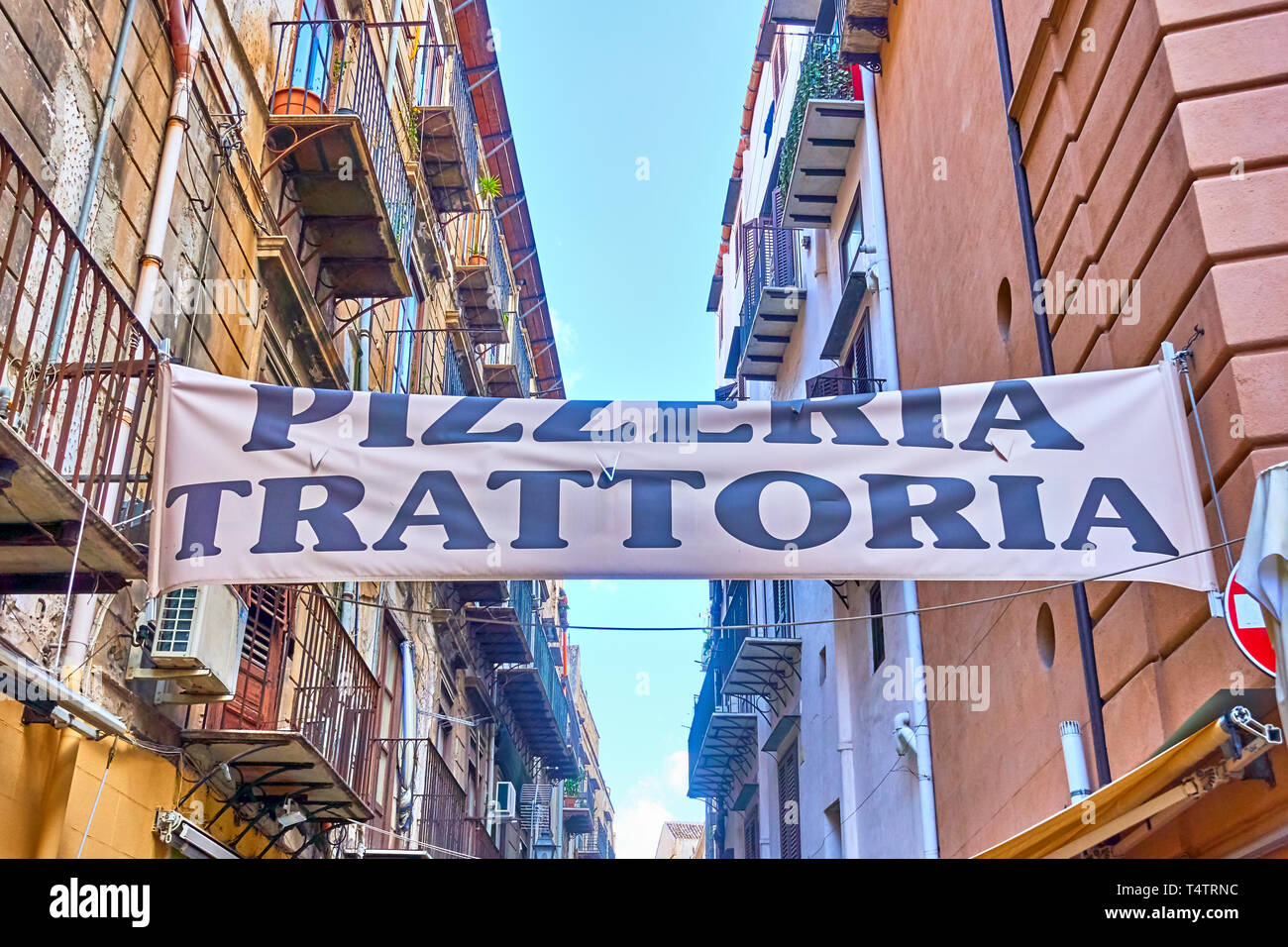 Pizzeria - Trattoria (Cafe) Banner in der Straße in Palermo, Italien Stockfoto