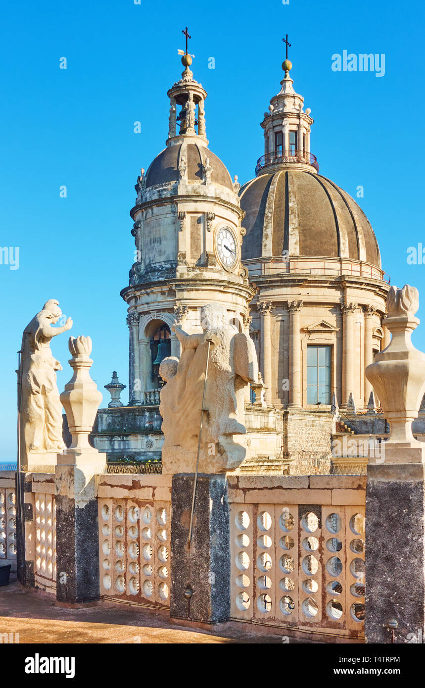 Kuppeln und Türme der Hl. Agatha Kathedrale in Catania, Sizilien, Italien Stockfoto