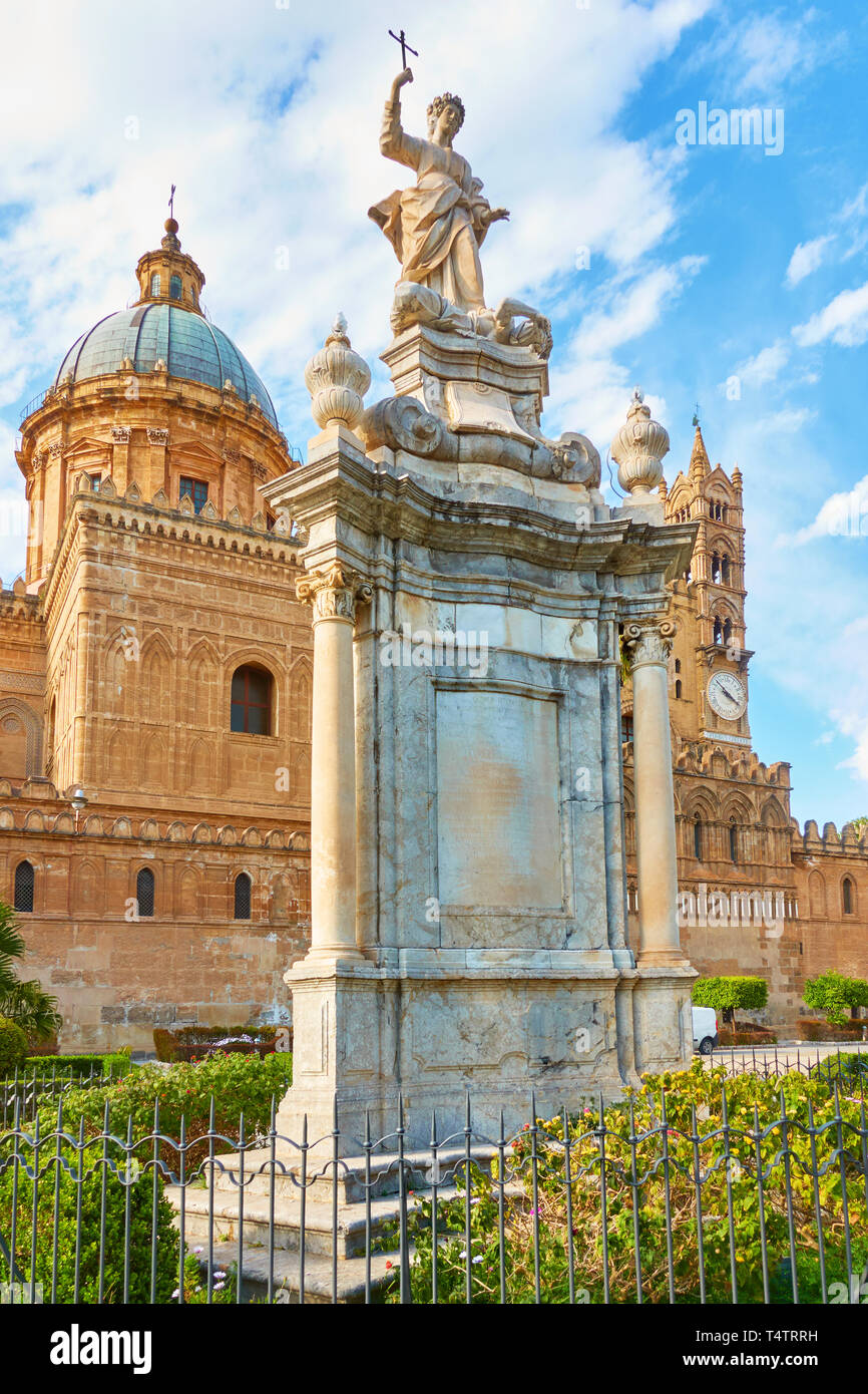Santa Rosalia Denkmal vor dem Dom von Palermo in Palermo, Sizilien, Italien Stockfoto
