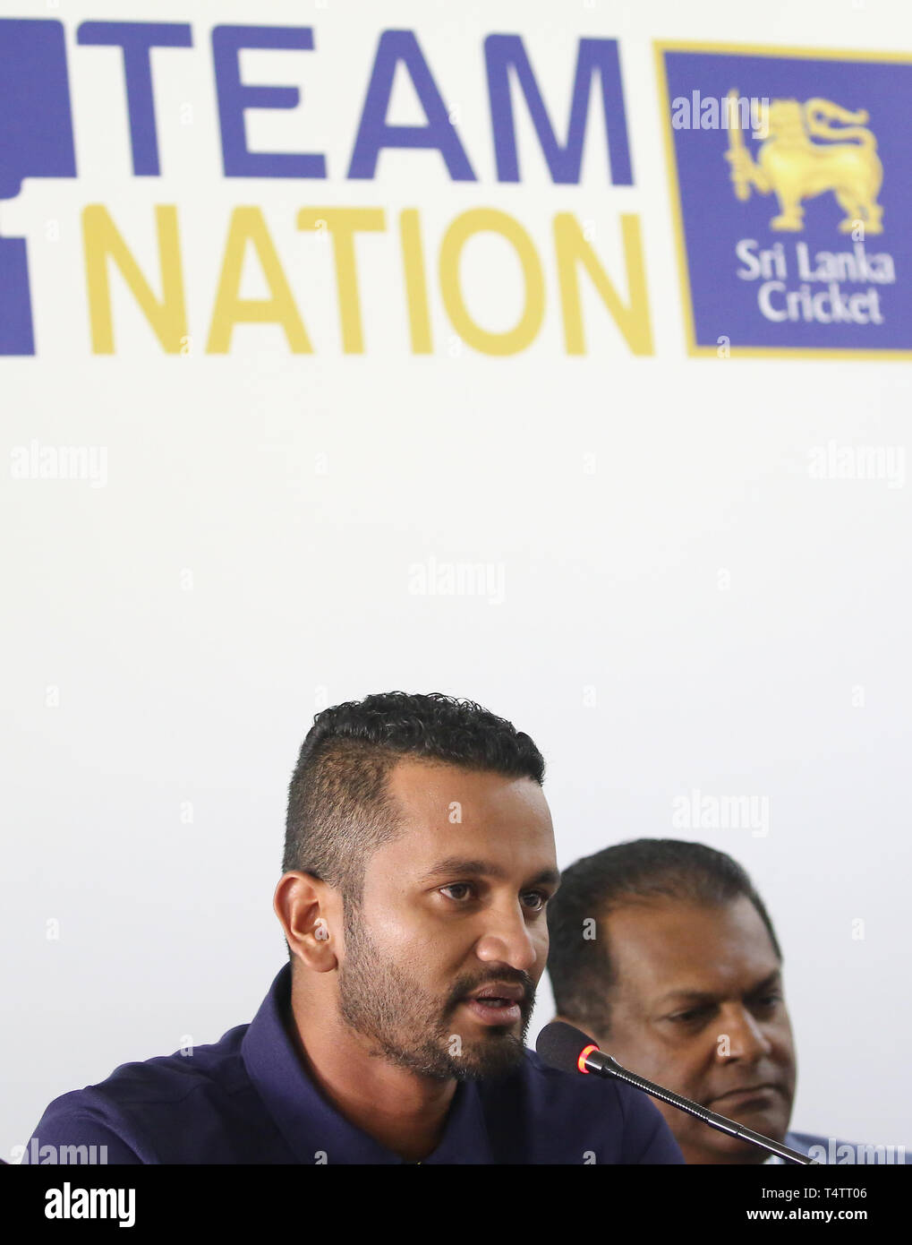 Colombo, Sri Lanka. 18 Apr, 2019. Sri Lanka's neu ernannte Kapitän für die ICC Cricket World Cup, Dimuth Krunaratne auf einer Pressekonferenz in Colombo, Sri Lanka, Donnerstag, 18 April, 2019 spricht. Sri Lanka am 18. April gedumpten etablierten Stars, darunter auch der ehemalige Kapitän Dinesh Chandimal aus der Tag Team in einem Masse clearout Für die Wm. Credit: Pradeep Dambarage/Pacific Press/Alamy leben Nachrichten Stockfoto