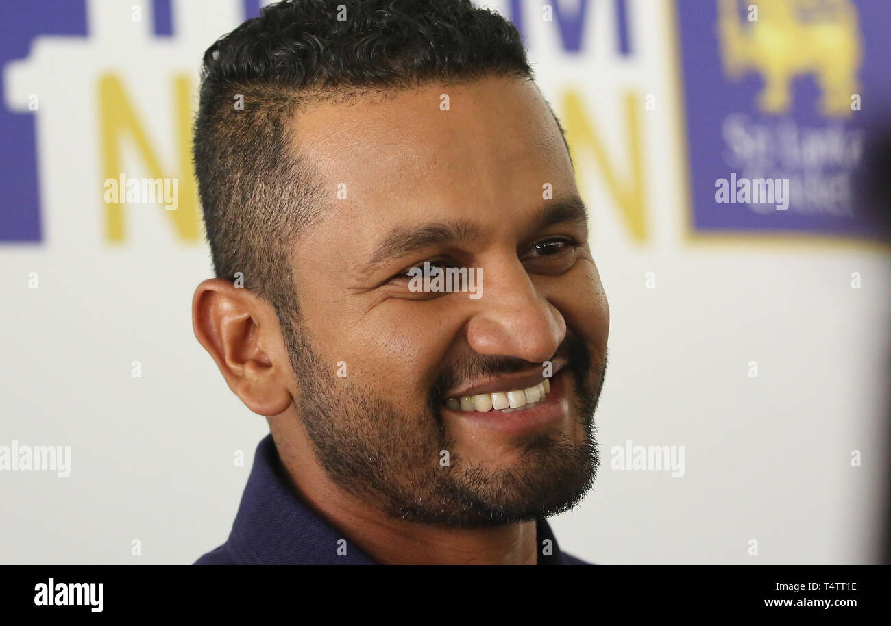 Colombo, Sri Lanka. 18 Apr, 2019. Sri Lanka's neu ernannte Kapitän für die ICC Cricket World Cup, Dimuth Krunaratne auf einer Pressekonferenz in Colombo, Sri Lanka, Donnerstag, 18 April, 2019 spricht. Sri Lanka am 18. April gedumpten etablierten Stars, darunter auch der ehemalige Kapitän Dinesh Chandimal aus der Tag Team in einem Masse clearout Für die Wm. Credit: Pradeep Dambarage/Pacific Press/Alamy leben Nachrichten Stockfoto