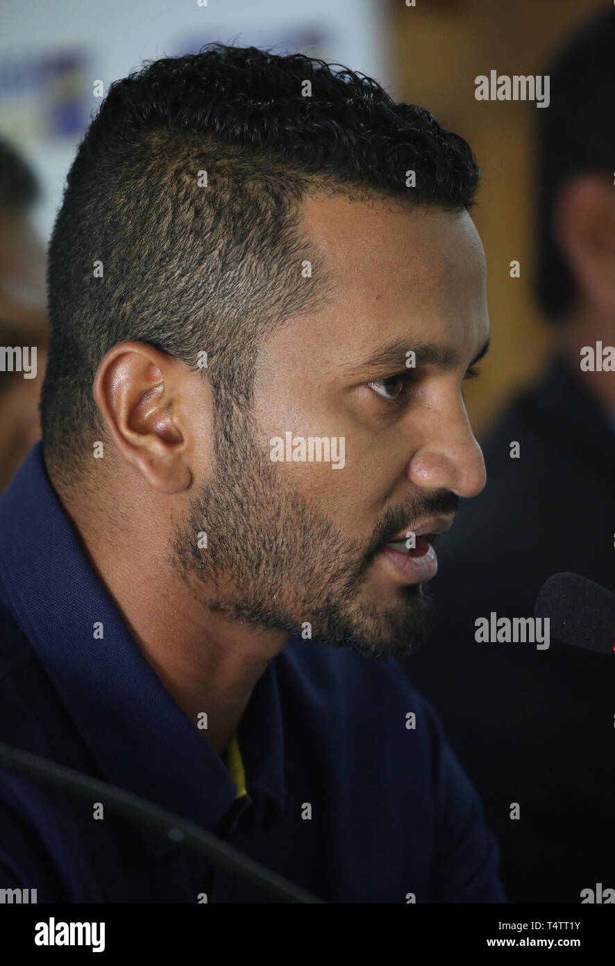 Colombo, Sri Lanka. 18 Apr, 2019. Sri Lanka's neu ernannte Kapitän für die ICC Cricket World Cup, Dimuth Krunaratne auf einer Pressekonferenz in Colombo, Sri Lanka, Donnerstag, 18 April, 2019 spricht. Sri Lanka am 18. April gedumpten etablierten Stars, darunter auch der ehemalige Kapitän Dinesh Chandimal aus der Tag Team in einem Masse clearout Für die Wm. Credit: Pradeep Dambarage/Pacific Press/Alamy leben Nachrichten Stockfoto