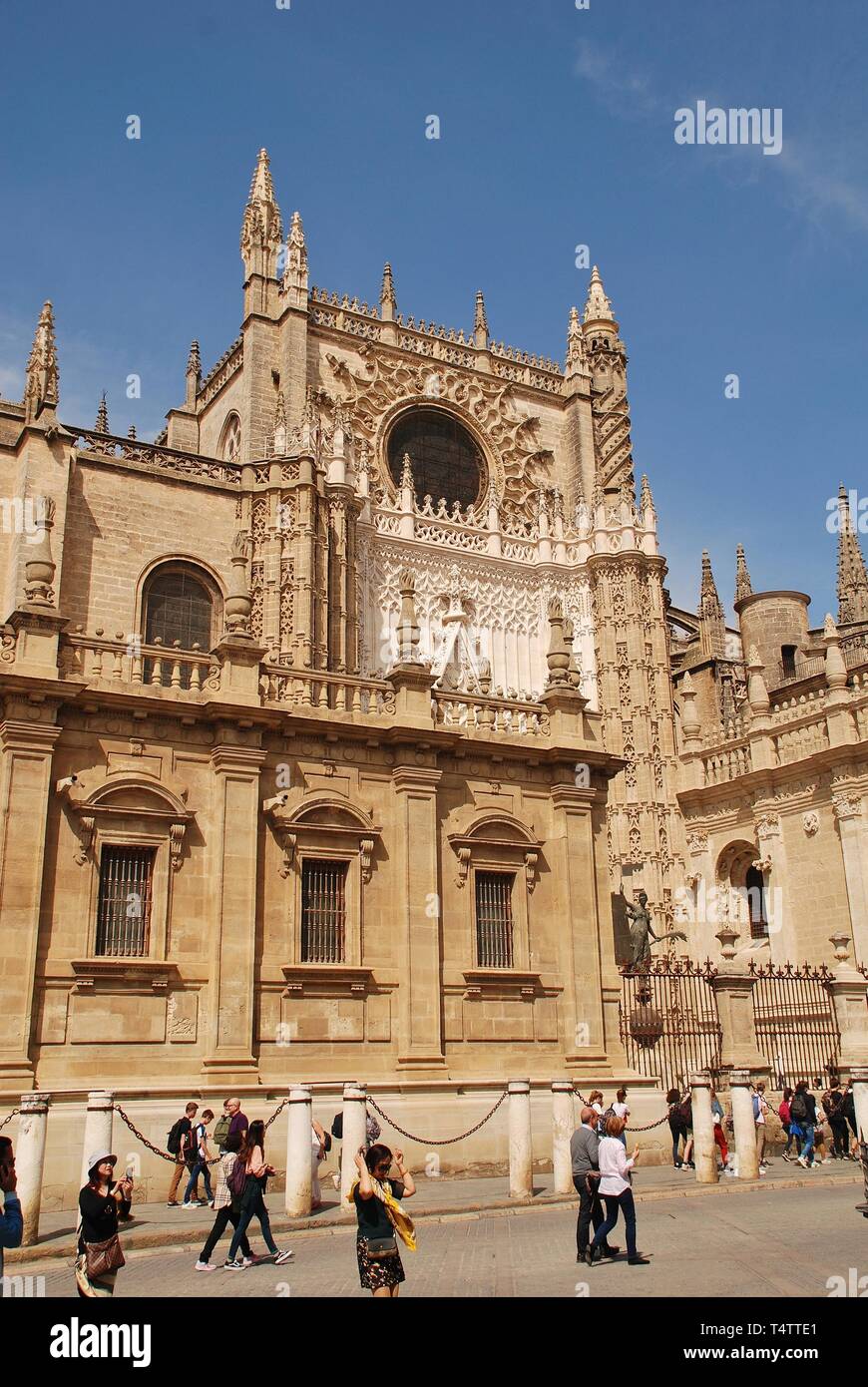 Die Kathedrale Santa Maria de la Sede in Sevilla, Spanien am 2. April 2019. Im Jahre 1402 begonnen, es ist die größte gotische Kathedrale in der Welt. Stockfoto