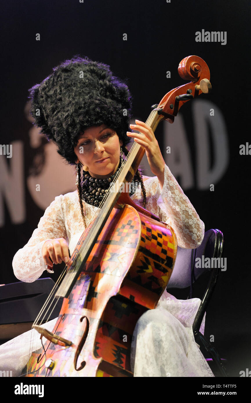 Nina Garenetska mit ukrainischen Band, dakha Brakha im WOMAD-Festival, Charlton Park, UK, 27. Juli 2014. Stockfoto