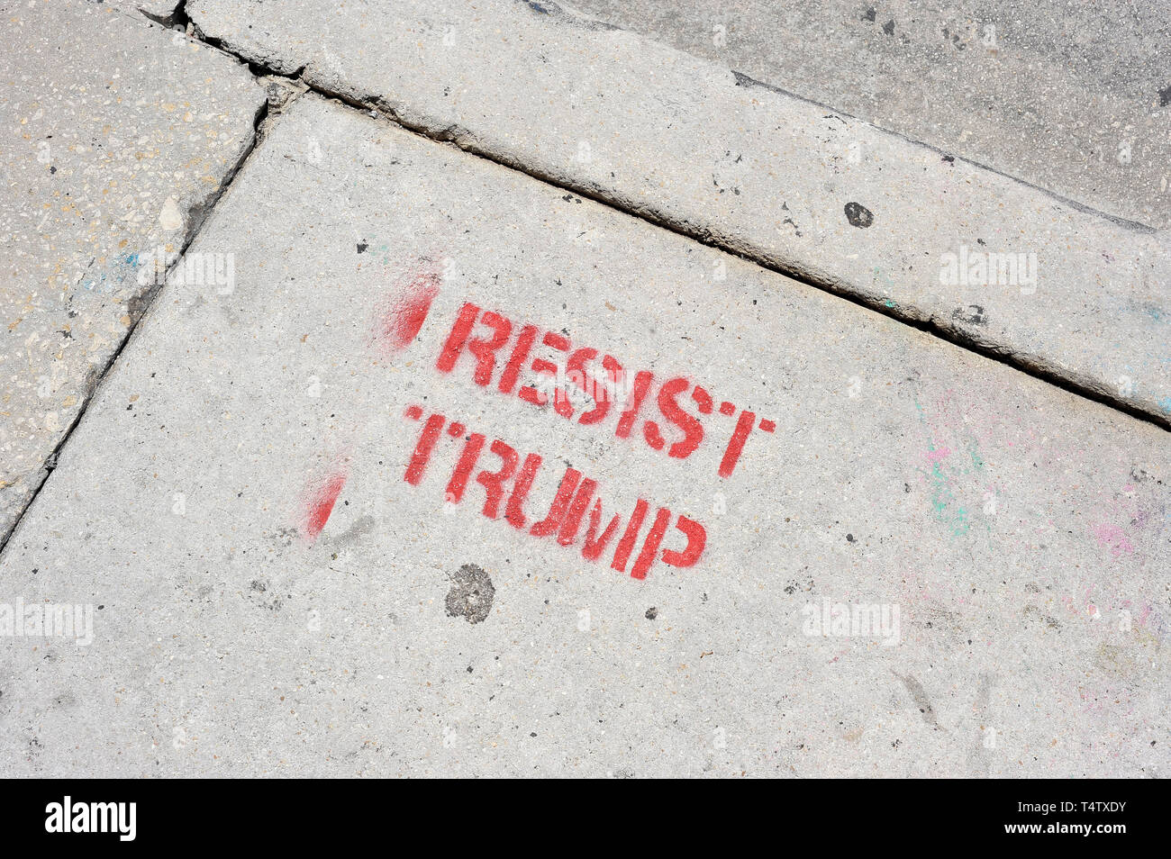 Red widerstehen Trump Schablone auf Bürgersteig, Wynwood, Miami, Florida, USA Stockfoto