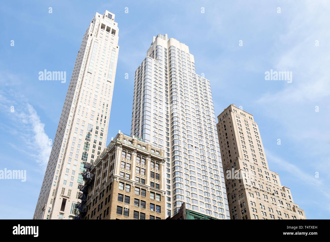 Wolkenkratzer in der Innenstadt von Manhattan an einem sonnigen Tag. Stockfoto