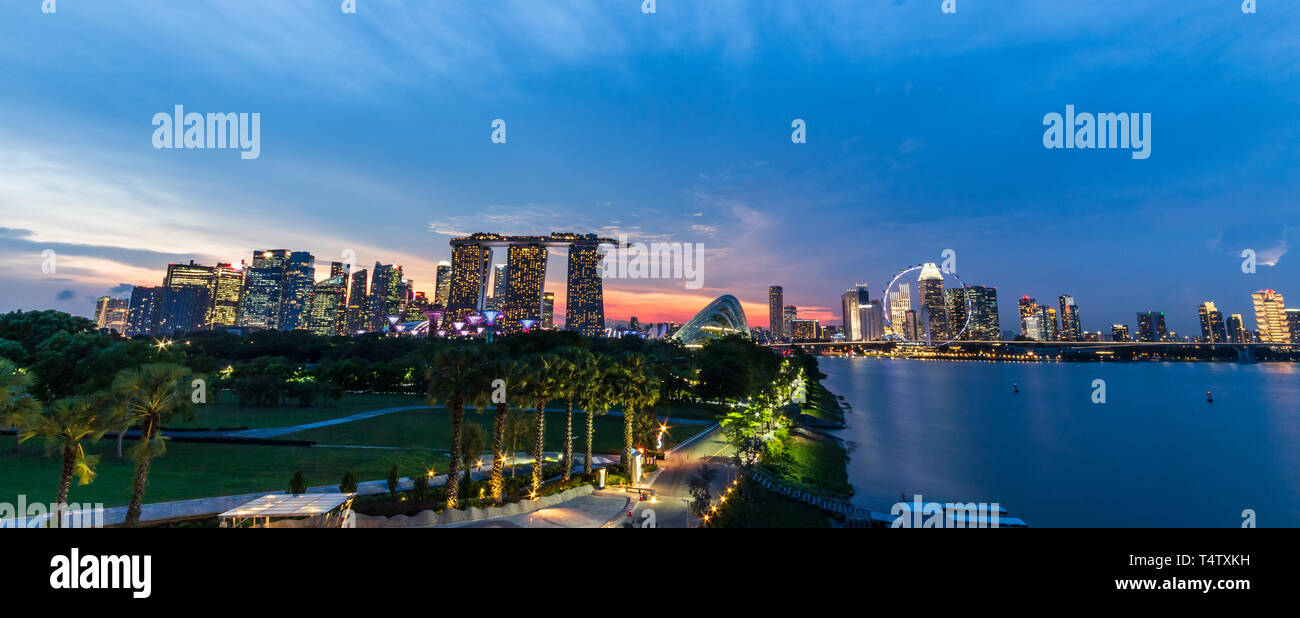 Singapur Skyline Stadtbild und Sonnenuntergang auf Marina Bay in der Dämmerung. Panoramablick. Genommen Foto auf Marina Barrage. Stockfoto