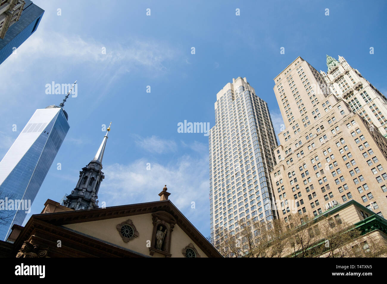 Suchen Sie in der St. Paul's Kapelle Trinity Church, One World Trade, 225 Broadway und das Woolworth Building in Downtown Manhattan. Stockfoto Suchen Sie in der St. Paul's Kapelle Trinity Church, One World Trade, 225 Broadway und das Woolworth Building in Downtown Manhattan. Stockfoto
