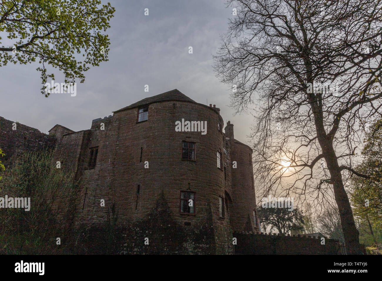 St Briavels Schloss Torhaus bei Sonnenuntergang am 18. April 2019, als das Dorf war in der nationalen Presse für Säureangriff auf Autos Geschichte empfohlene Stockfoto