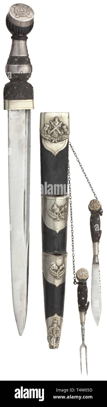Ein Dirk der Shanghai Schottischen, getragen vor 1942. Robust, fullered einzelne Klinge (etwas Masse). Griff Ebenholz geschnitzt mit Messing Bolzen, Nickel-Silber griff Ferrule, Silber griff Bands und Knauf Cap mit chinesischen Dorns und masterïs Marke "TEEWO' (?), auf dem Knauf cap Wappen der Armee. Holz- scheide mit Leder schwarz und Nickel - silberne Beschläge, angewandte schottischen St. Andrew und Thistle Motive. Scheide mit Durch-messer und Gabel, eingerichteten Zimmer mit eigenem Bad und durch eine Feder gesichert. Länge 46 cm. Die Shanghai Schottischen gehörte, Additional-Rights - Clearance-Info - Not-Available Stockfoto