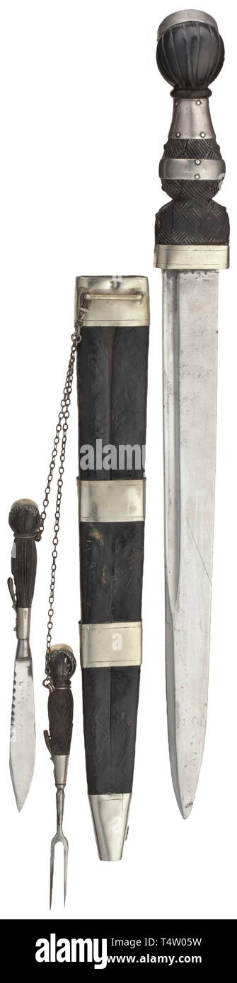 Ein Dirk der Shanghai Schottischen, getragen vor 1942. Robust, fullered einzelne Klinge (etwas Masse). Griff Ebenholz geschnitzt mit Messing Bolzen, Nickel-Silber griff Ferrule, Silber griff Bands und Knauf Cap mit chinesischen Dorns und masterïs Marke "TEEWO' (?), auf dem Knauf cap Wappen der Armee. Holz- scheide mit Leder schwarz und Nickel - silberne Beschläge, angewandte schottischen St. Andrew und Thistle Motive. Scheide mit Durch-messer und Gabel, eingerichteten Zimmer mit eigenem Bad und durch eine Feder gesichert. Länge 46 cm. Die Shanghai Schottischen gehörte, Additional-Rights - Clearance-Info - Not-Available Stockfoto