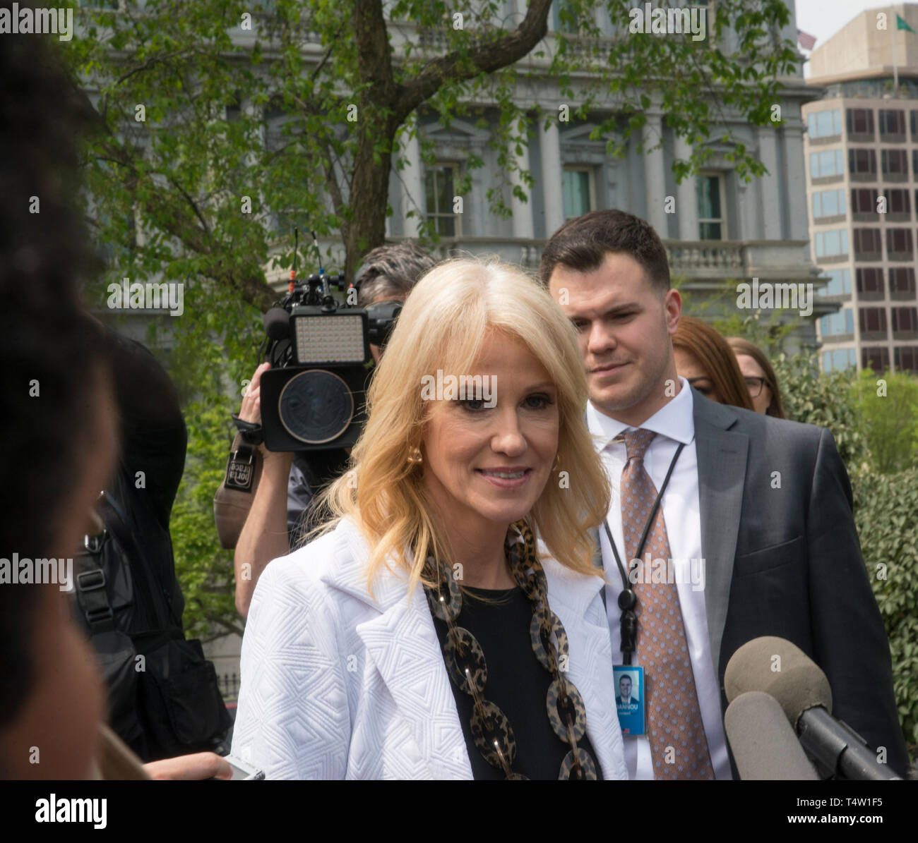 Washington DC, 18. April 2019, USA: Kellyanne Conway, Berater des Präsidenten hält eine Pressekonferenz vor dem Weißen Haus die Mul zu diskutieren Stockfoto