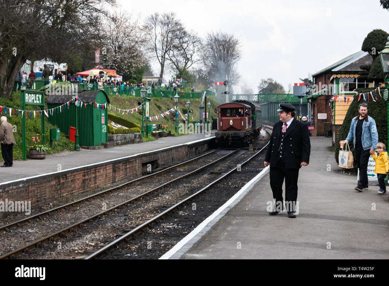 Zugbegleiter am alten Bahnhof, Mid Hants Railway Stockfoto