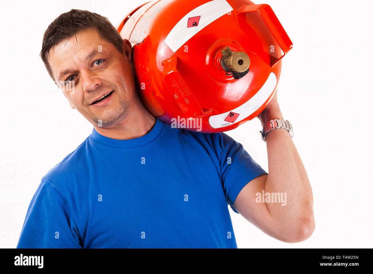 Ein Mann, der eine Gasflasche auf seiner Schulter - isoliert Stockfoto