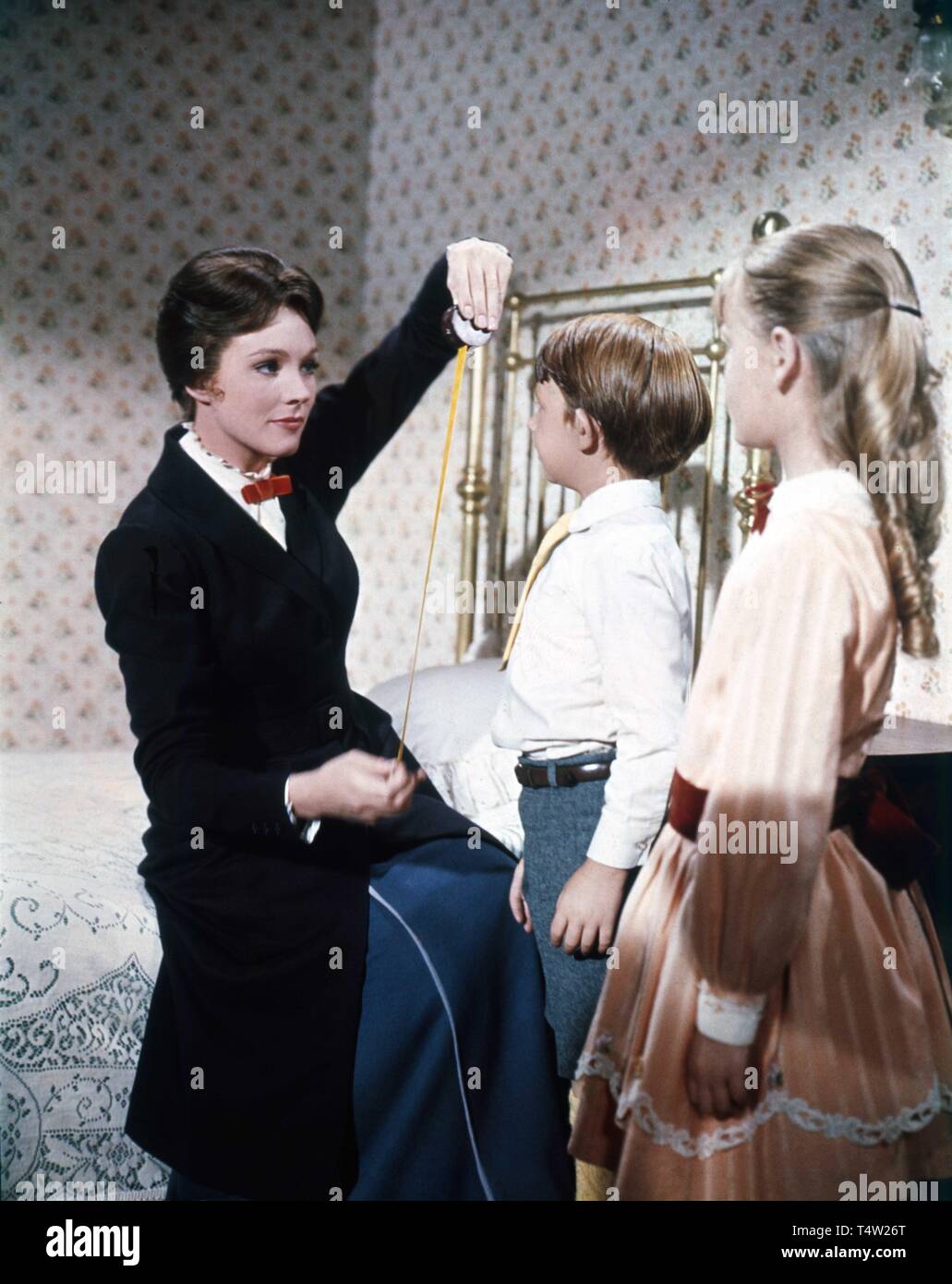 Julie Andrews Matthew Garber Karen Dotrice MARY POPPINS 1964 Regisseur Robert Stevenson Roman S. L. Travers Musik und Text von Richard M. und Robert B. Sherman Walt Disney Productions Stockfoto