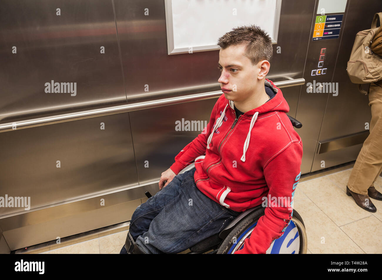 Behinderten jungen bewegt sich in einem Aufzug Stockfoto