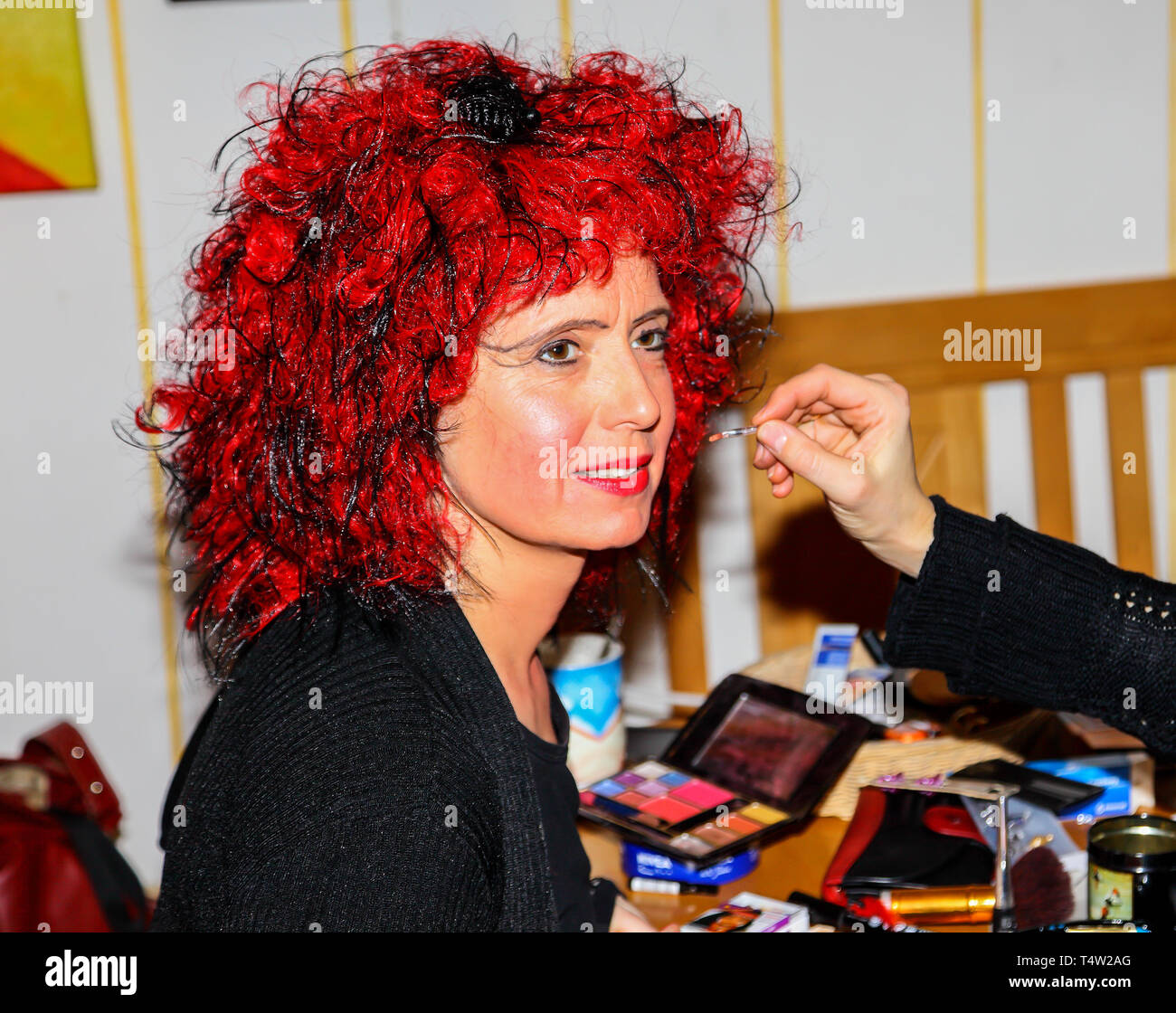 Eine Frau, gekleidet wie eine Hexe für Halloween oder Karneval Stockfoto