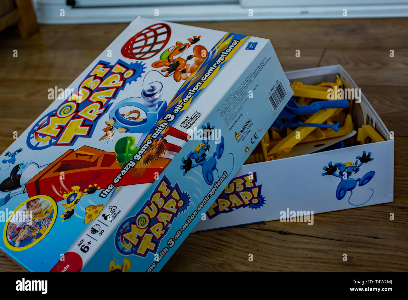 Close up oder Hasbro Mausefalle spiel Alle verpackt auf einem Holzboden fertig gespielt und genossen werden. Mousetrap ist herum seit 1962 gewesen, und während es h Stockfotografie