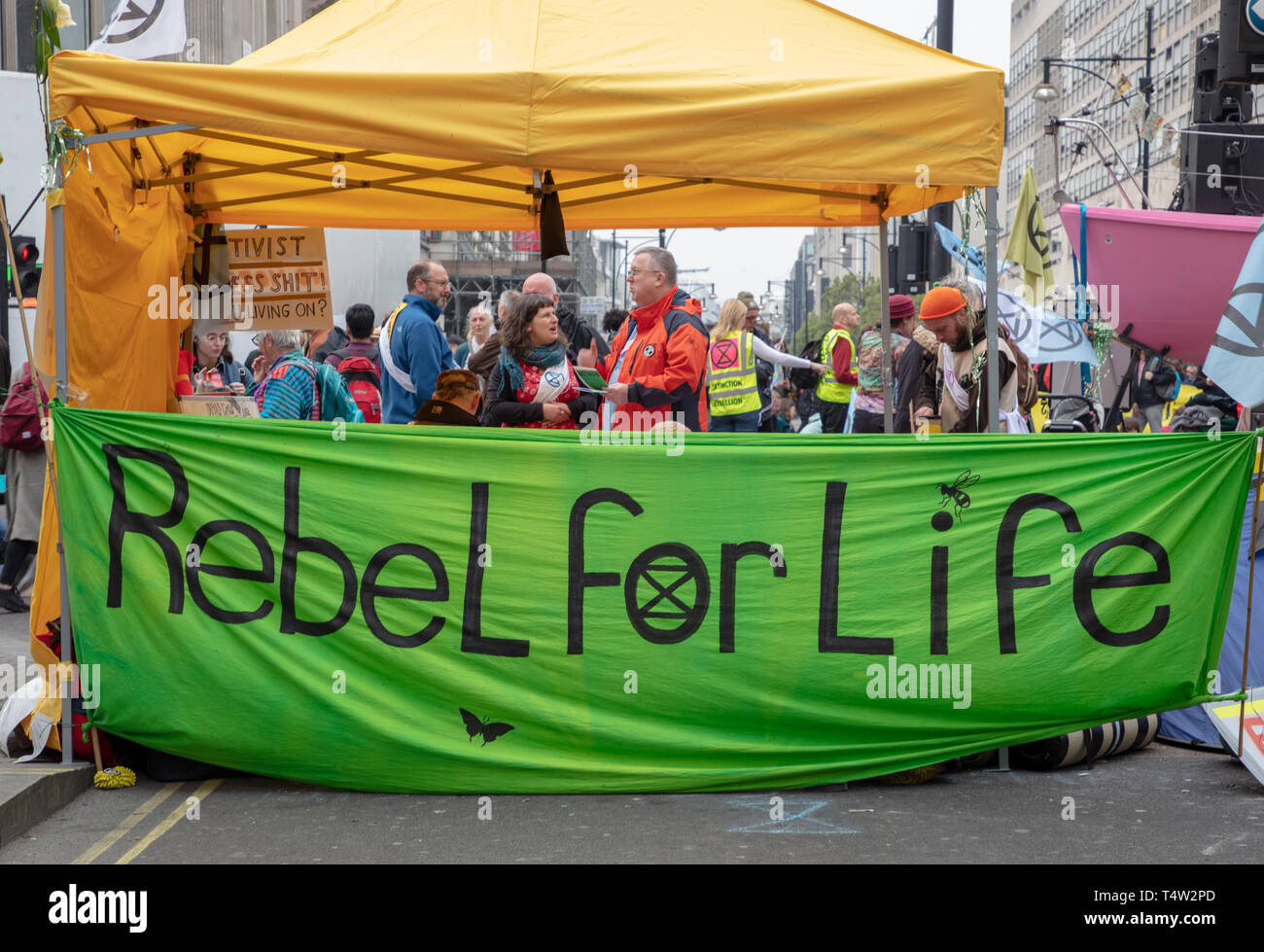 Environmental protesters Aussterben Rebellion, Junge und Alte, Marble Arch, Oxford Circus, Parliament Square und Brücken in London, UK besetzen. Stockfoto