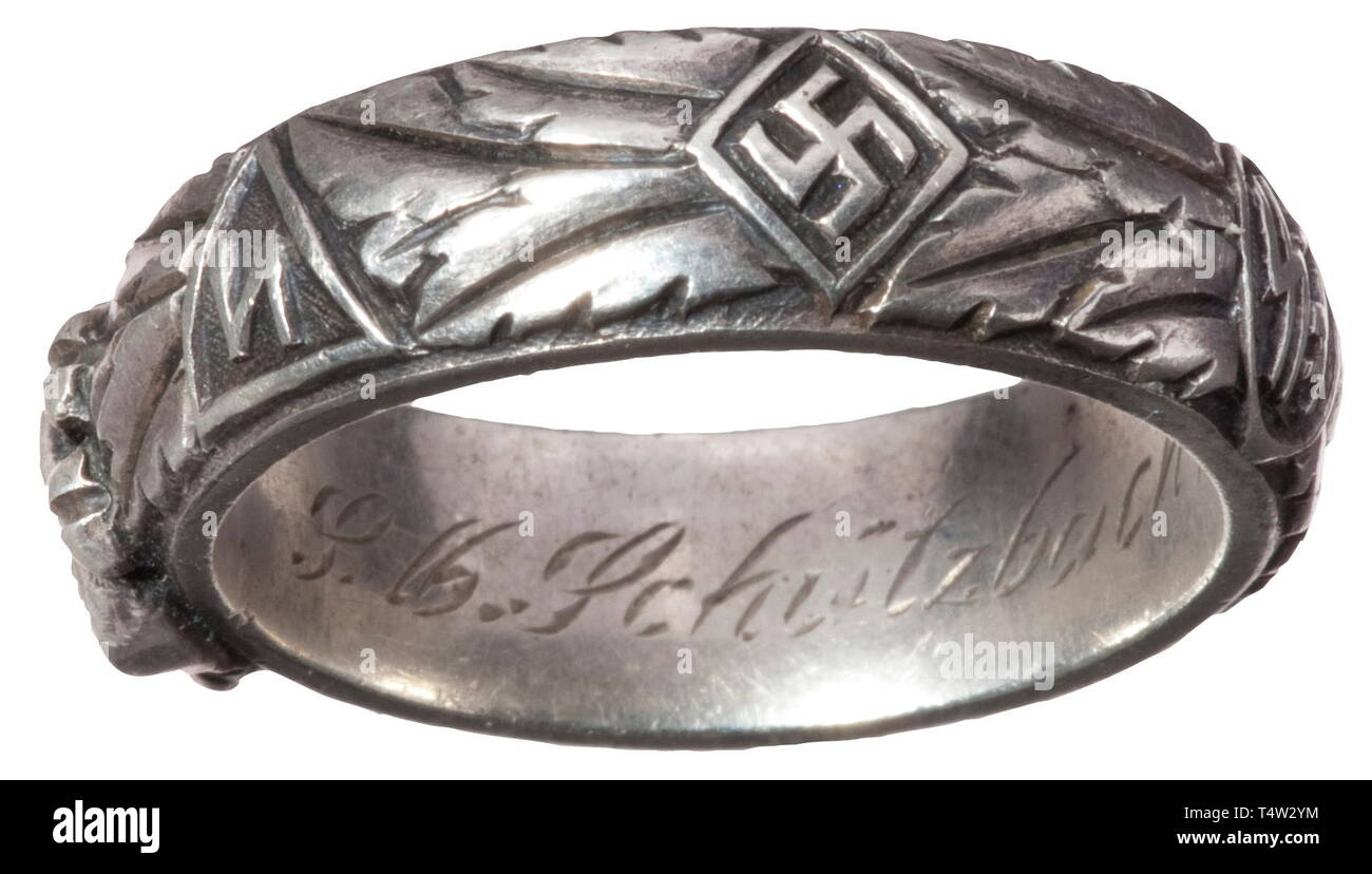 Eine SS deathïs Kopfring, speziell von der Juwelier Gahr in München, unterhalb der gesondert beantragt deathïs Kopf gelötet, die innere Oberfläche mit eingravierten Widmung. lb. Schützbach 21.12.43 H. Himmler". Gewicht 12,8 g, Durchmesser innen 21 mm. historischen, historische, 20. Jahrhundert, 1930S, 1940s, Waffen-SS, bewaffneten Division der SS, bewaffneten Service, Streitkräfte, NS, Nationalsozialismus, Nationalsozialismus, Drittes Reich, Deutsche Reich, Deutschland, Militär, Militaria, Utensilien, Ausrüstung, Geräte, Objekt, Objekte, Stills, Clipping, Clippings, Ausschneiden, Ausschneiden, Ausschnitten, Faschismus, Editorial-Use - Nur Stockfoto
