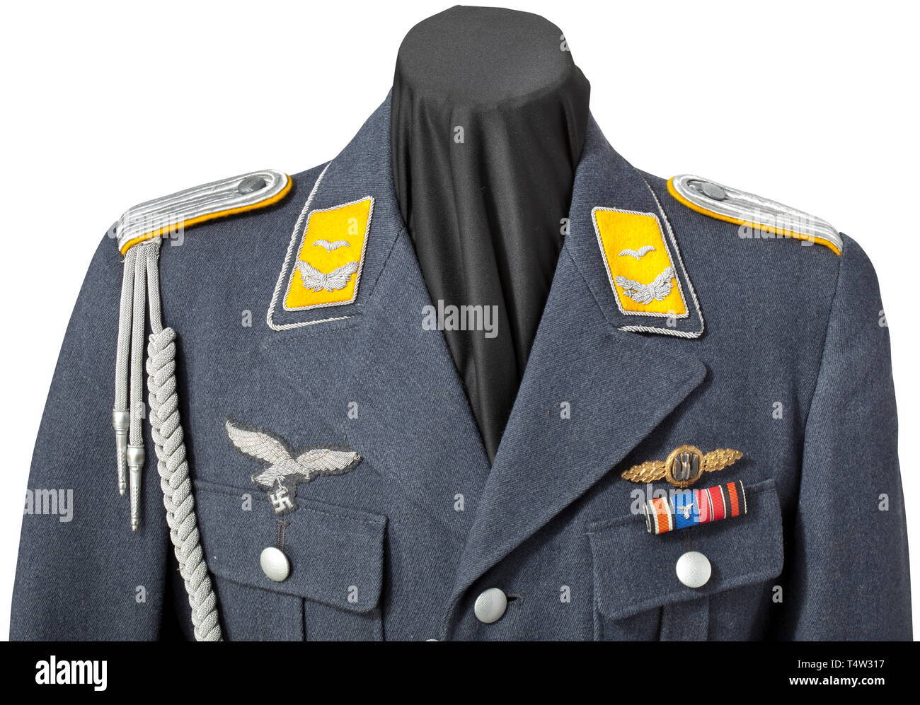 Ein Walking - einheitlich für einen Leutnant der Flying Corps. Einen Mantel der Luftwaffe blau gabardine mit silbernem Kragen Kordel und Tasten, Silber - gestickte Abzeichen und Silber adjutantïs Lanyard, die Seide Innenfutter mit Label "Verkaufsabteilung der Luftwaffe - Berlin". Angeheftet - auf Pilotïs Abzeichen in NE-Metall (reverse Kleeblatt Logo von "Bsw"), ein Eisernes Kreuz 1.Klasse (in der Nähe von Minze mit Milchglas versilberung) und eine Luftwaffe Squadron Karabinerverschluss in Gold für Bomber in NE-Metall. Im Preis enthalten sind die entsprechenden Hosen mit Bein Schnürsenkel. historischen, geschichtlichen, Luftwaffe, Kleie, Editorial-Use - Nur Stockfoto