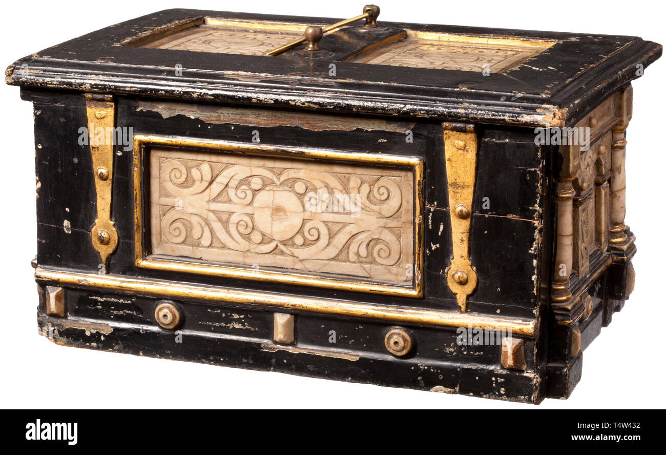 Eine wunderschöne Schatulle, Mechelen, 1. Hälfte des 17. Jahrhunderts. Holzschatulle in Form einer Truhe mit Klappdeckel und Ornamental geschnitzten alabaster Plaques. Zwei rundbögen zwischen semi-Spalten an der Vorderseite und an den Seiten. Drücken Sie die beiden Seitenteile drei geheimen Kammern in der Bodenplatte aufgedeckt werden. Auf der Vorderseite Schloss mit Schlüssel. Einige Mängel und Restaurationen, der Deckel Griff ausgetauscht, später gold-bronze Farbe in den Orten. 31,3 x 20,3 x 16,3 cm. Vgl. 'Prunkkassetten', Hanns Schell Collection, Graz, 1998, No. 146. historischen, geschichtlichen, h, Additional-Rights - Clearance-Info - Not-Available Stockfoto