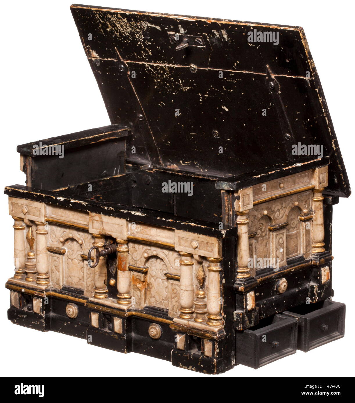 Eine wunderschöne Schatulle, Mechelen, 1. Hälfte des 17. Jahrhunderts. Holzschatulle in Form einer Truhe mit Klappdeckel und Ornamental geschnitzten alabaster Plaques. Zwei rundbögen zwischen semi-Spalten an der Vorderseite und an den Seiten. Drücken Sie die beiden Seitenteile drei geheimen Kammern in der Bodenplatte aufgedeckt werden. Auf der Vorderseite Schloss mit Schlüssel. Einige Mängel und Restaurationen, der Deckel Griff ausgetauscht, später gold-bronze Farbe in den Orten. 31,3 x 20,3 x 16,3 cm. Vgl. 'Prunkkassetten', Hanns Schell Collection, Graz, 1998, No. 146. historischen, geschichtlichen, h, Additional-Rights - Clearance-Info - Not-Available Stockfoto