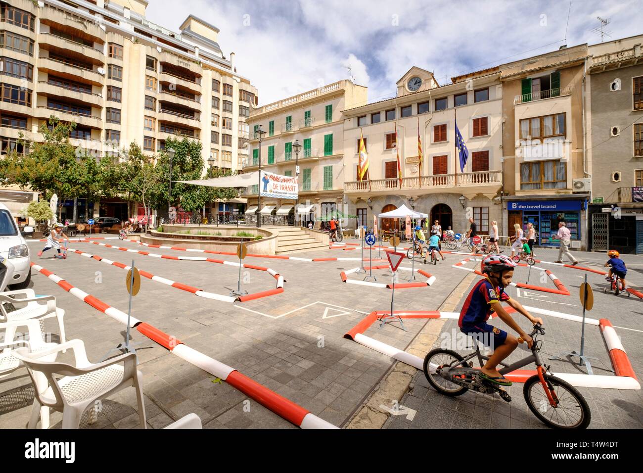 Parque infantil de Transito frente El Ayuntamiento, Inca, Mallorca, Balearen, Spanien, Europa. Stockfoto
