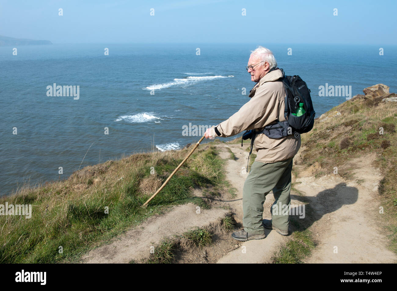 Großeltern und Enkel aufpassen Dichtungen auf eine Wanderung in North Yorkshire, England, Großbritannien Stockfoto