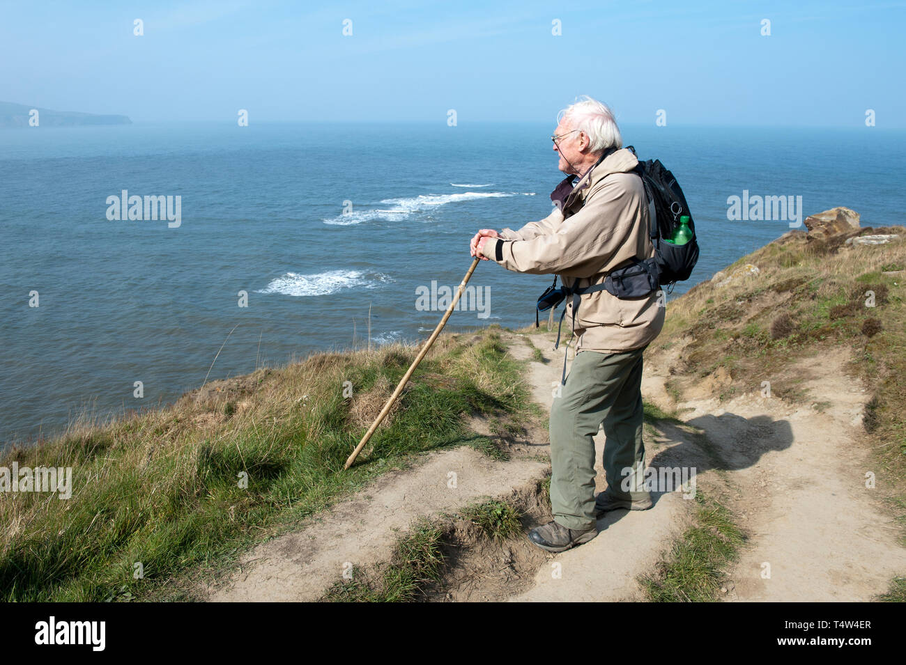 Großeltern und Enkel aufpassen Dichtungen auf eine Wanderung in North Yorkshire, England, Großbritannien Stockfoto