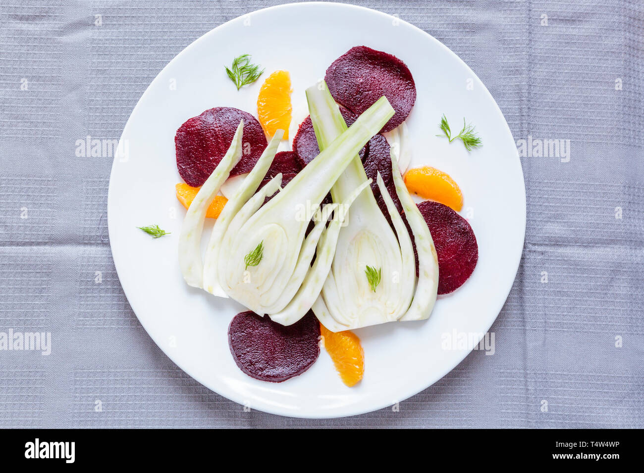 Ein leichtes erfrischendes Feder, Fenchel und Rote Beete Salat mit Orangen Segmente Stockfoto