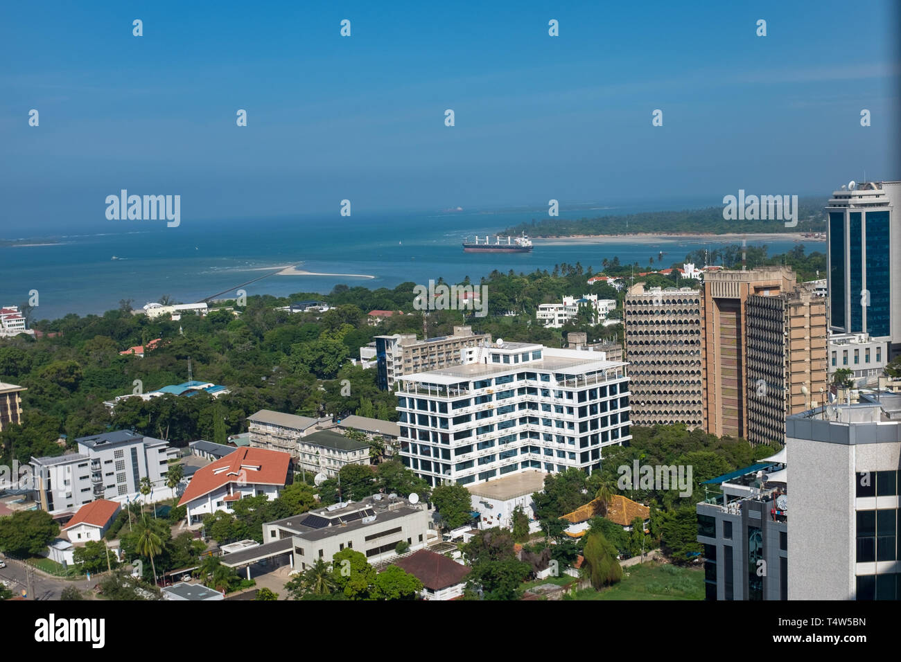 Eine Ansicht aus einem hohen Aussichtspunkt auf die Skyline und den Ozean von Dar Es Salaam, der Hauptstadt und der wichtigste Hafen in Tansania, Ostafrika, Anfang 2018 Stockfoto