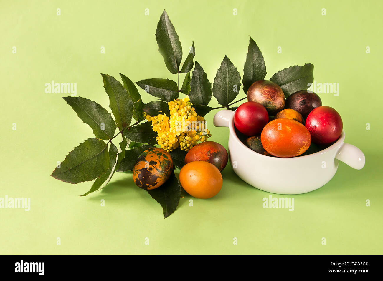 Farbe Ostereier auf Pastellfarben und Blumen Stockfoto