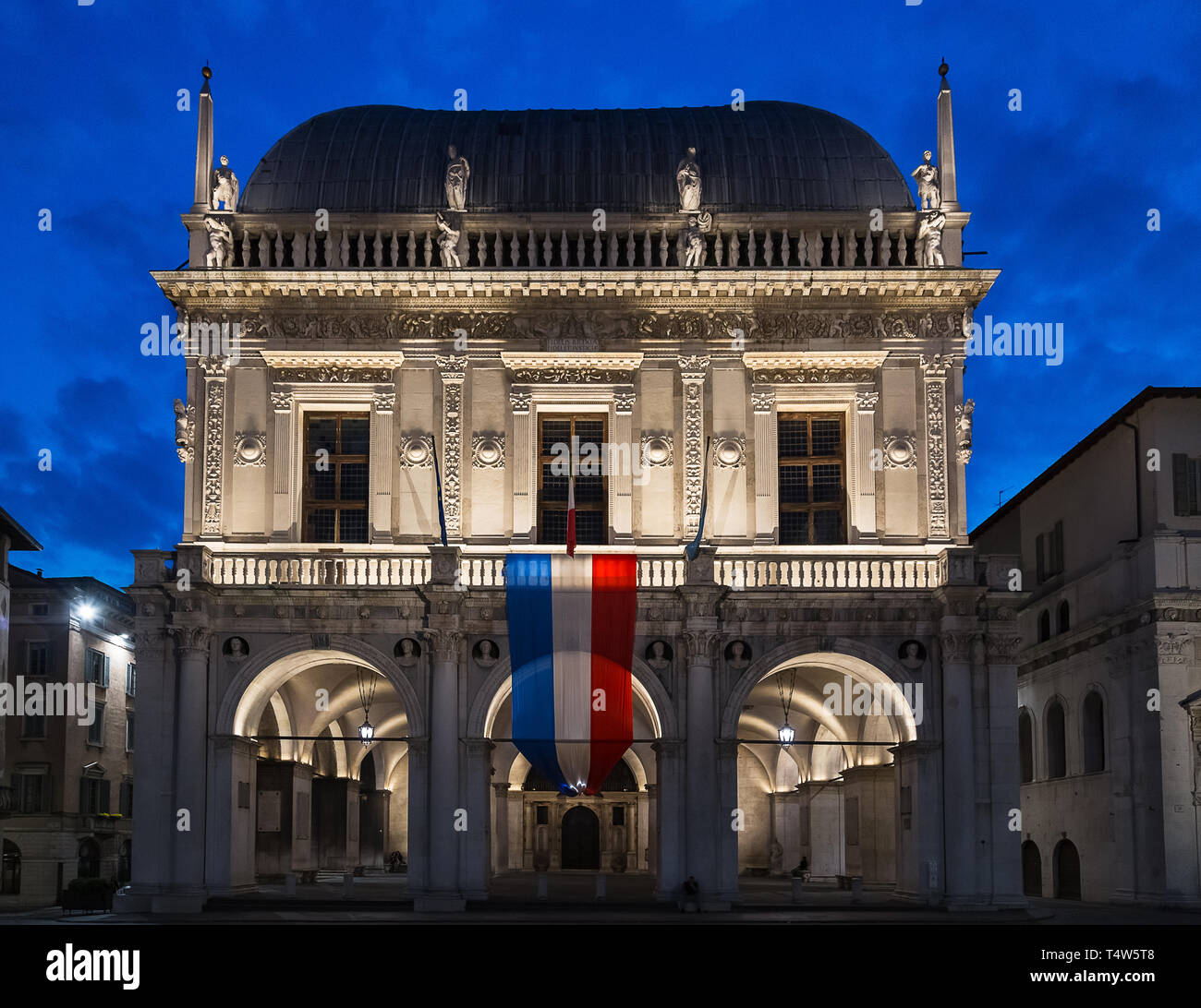 BRESCIA, Italien im April, 17, 2019. Anzeige der französischen Flagge im Palazzo della Loggia in Brescia, als Zeichen der Unterstützung für den Brand an der Notre-D Stockfoto