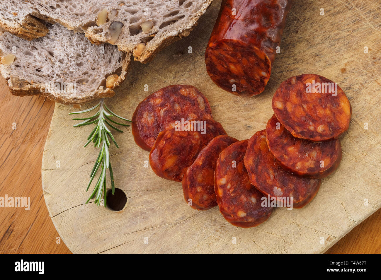 Iberische Chorizo, Spanische chorizo ​​Or Spanische Wurst in Scheiben schneiden auf einem Holzbrett mit rustikalem Brot Stockfoto