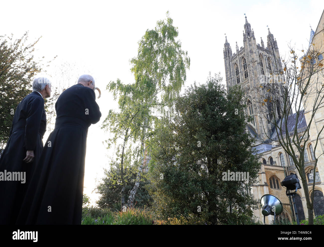 Der Erzbischof von Canterbury Justin Welby (rechts) mit dem Dekan der Kathedrale von Canterbury die Sehr Pfr. Dr. Robert Willis (links) als Bell Harry Mautgebühren für sieben Minuten, in Kirchen und Kathedralen im ganzen Land ein Zeichen der Solidarität nach dem verheerenden Brand in der Kathedrale Notre-Dame de Paris Anfang dieser Woche. Stockfoto